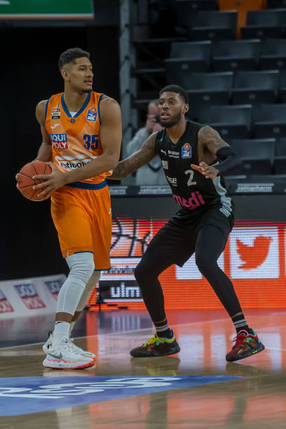 阿尔瓦雷斯 阿尔瓦雷斯